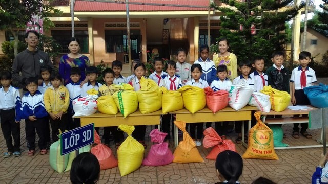 Liên đội Lý Thường Kiệt tổ chức quyên góp "Hũ gạo tình thương" năm học 2017-2018